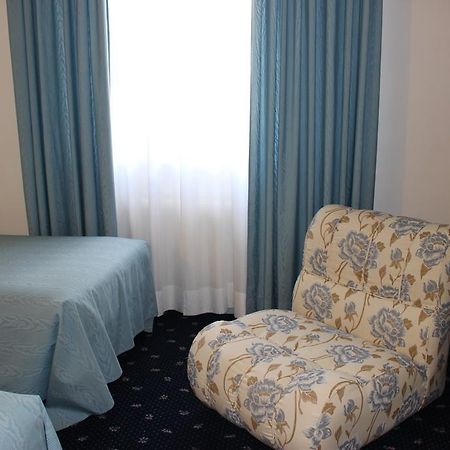 Hotel Pinolo Губио Екстериор снимка