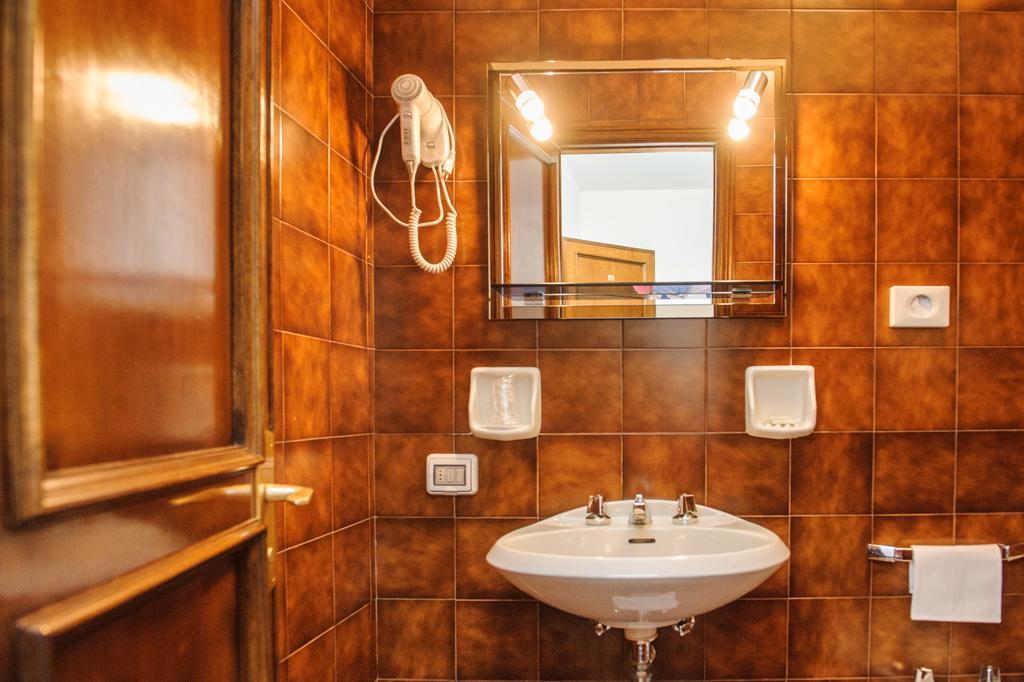 Hotel Pinolo Губио Екстериор снимка