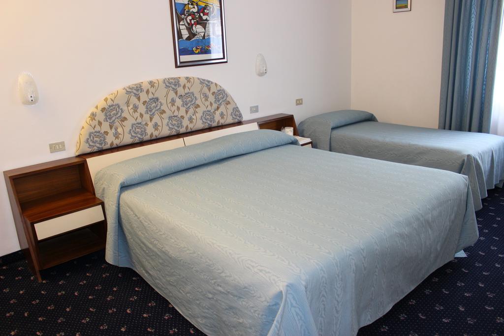 Hotel Pinolo Губио Екстериор снимка