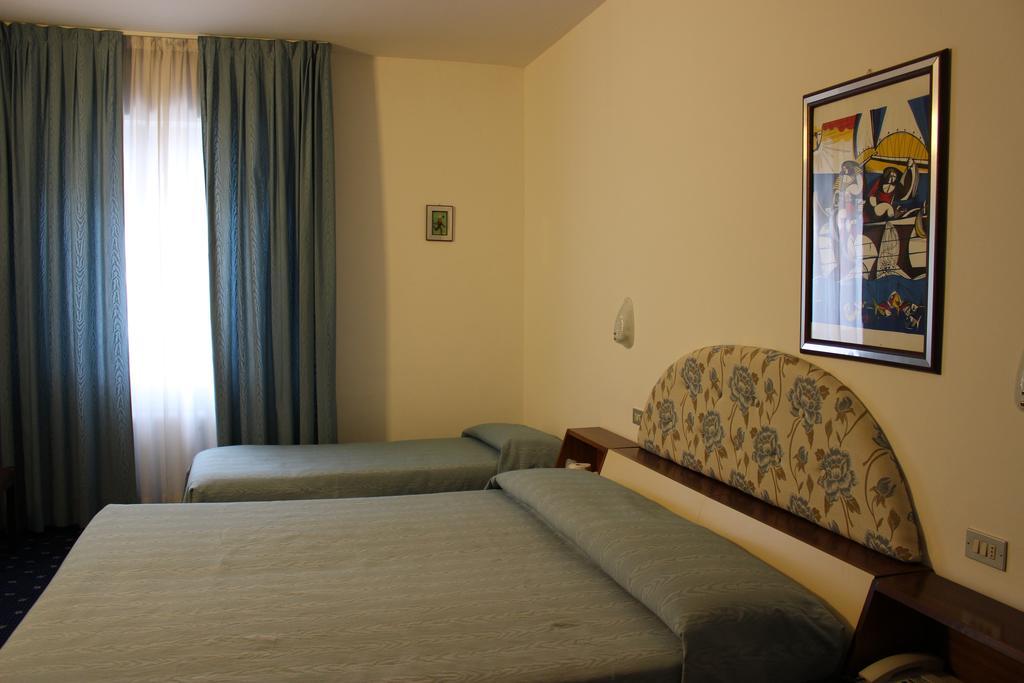 Hotel Pinolo Губио Екстериор снимка