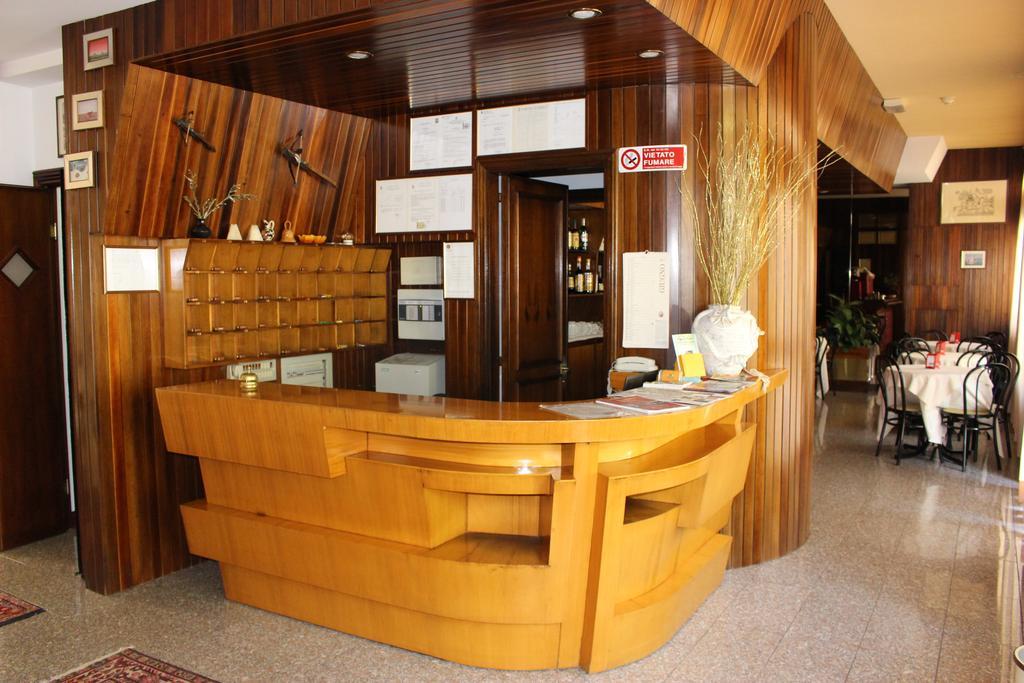 Hotel Pinolo Губио Екстериор снимка
