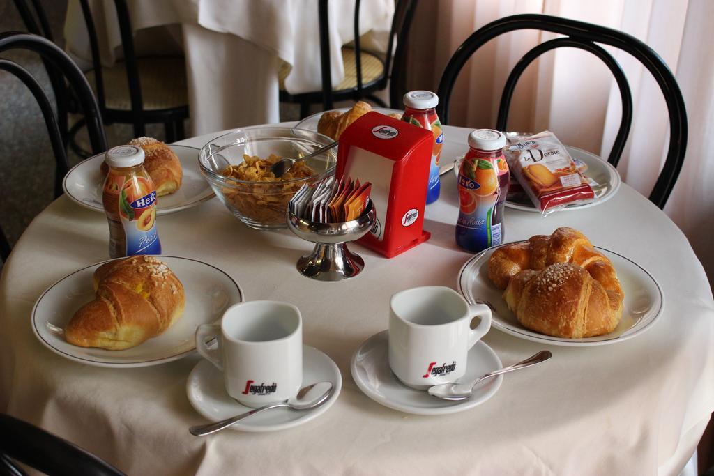 Hotel Pinolo Губио Екстериор снимка