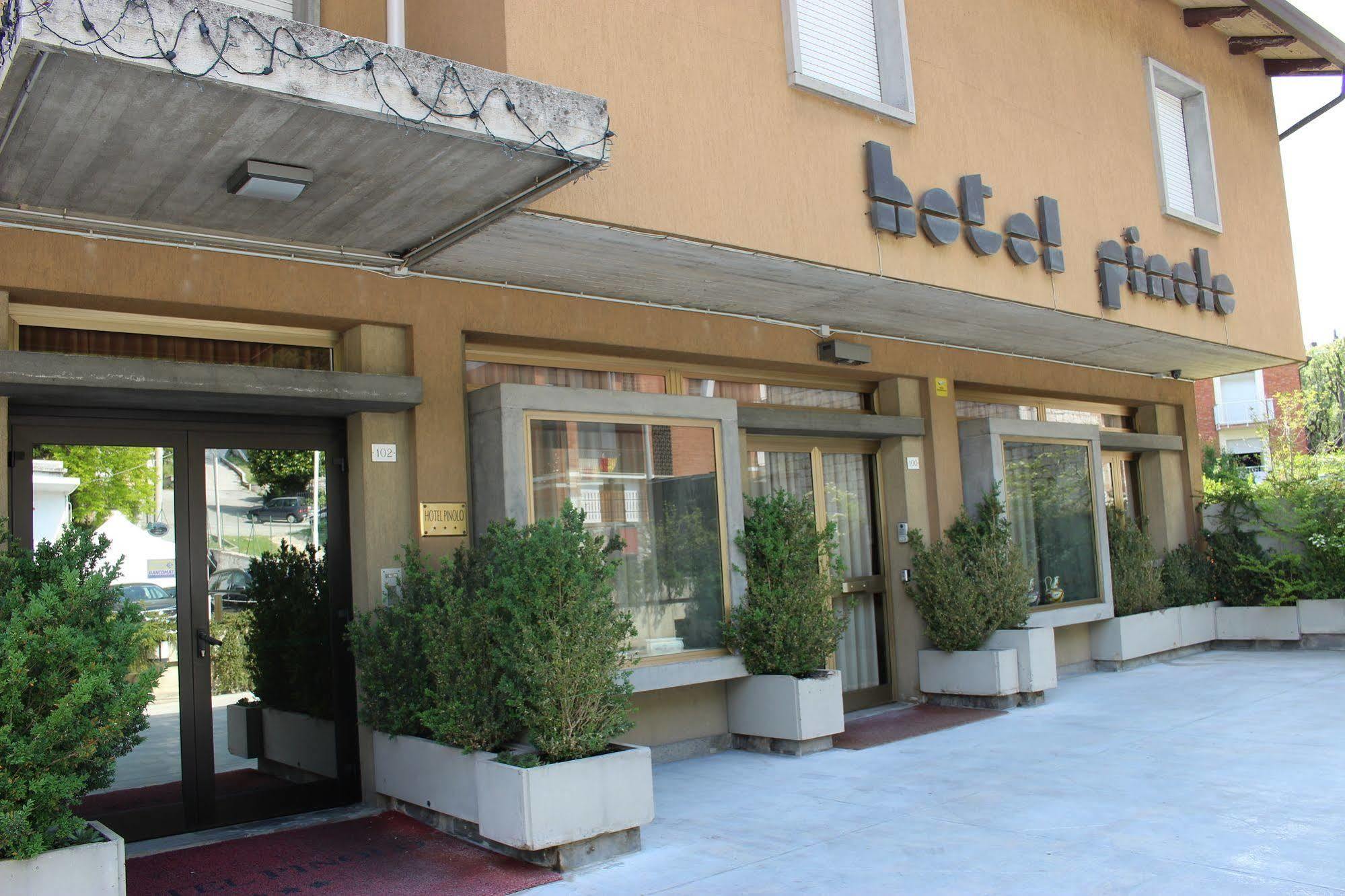 Hotel Pinolo Губио Екстериор снимка