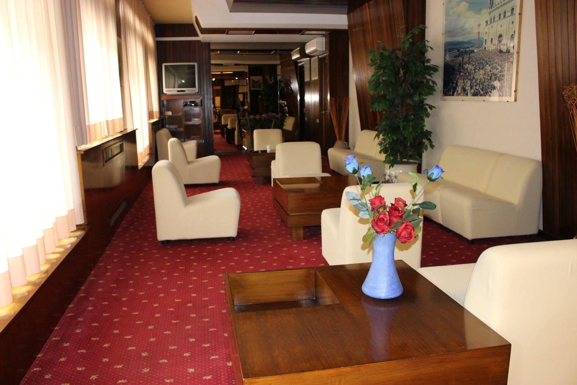Hotel Pinolo Губио Екстериор снимка
