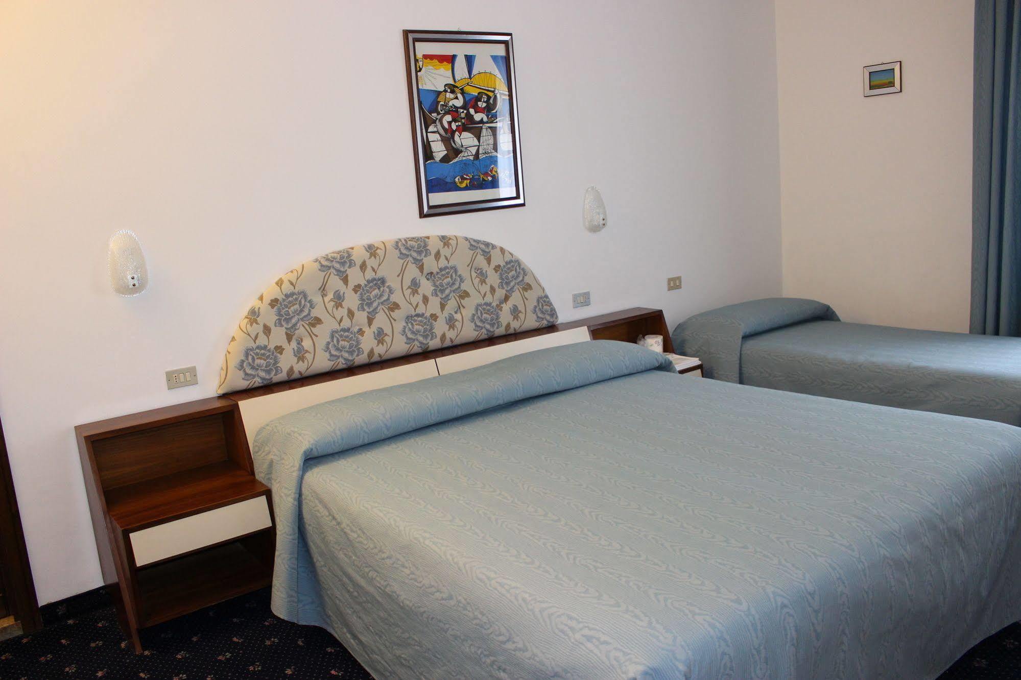 Hotel Pinolo Губио Екстериор снимка