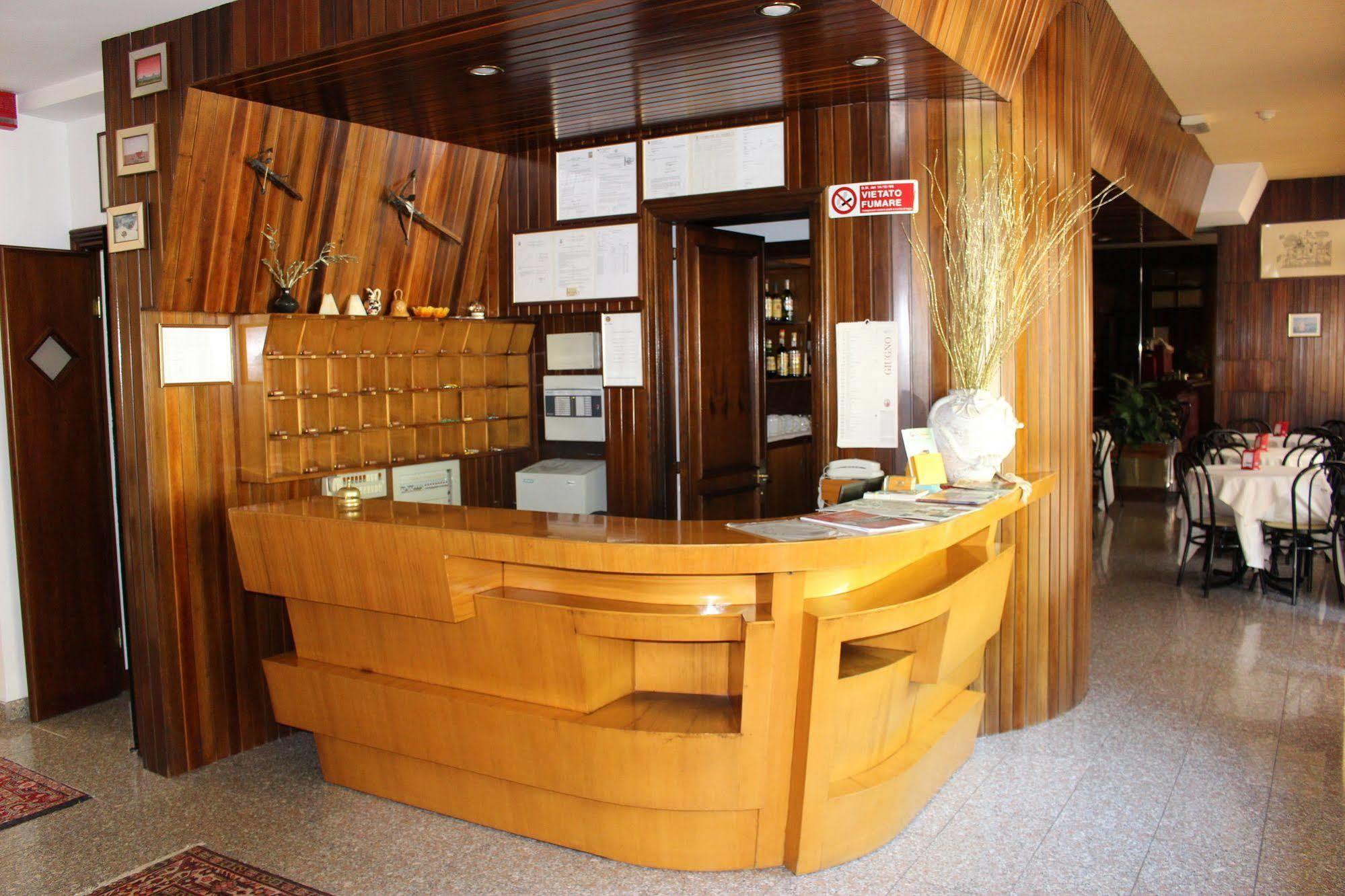 Hotel Pinolo Губио Екстериор снимка