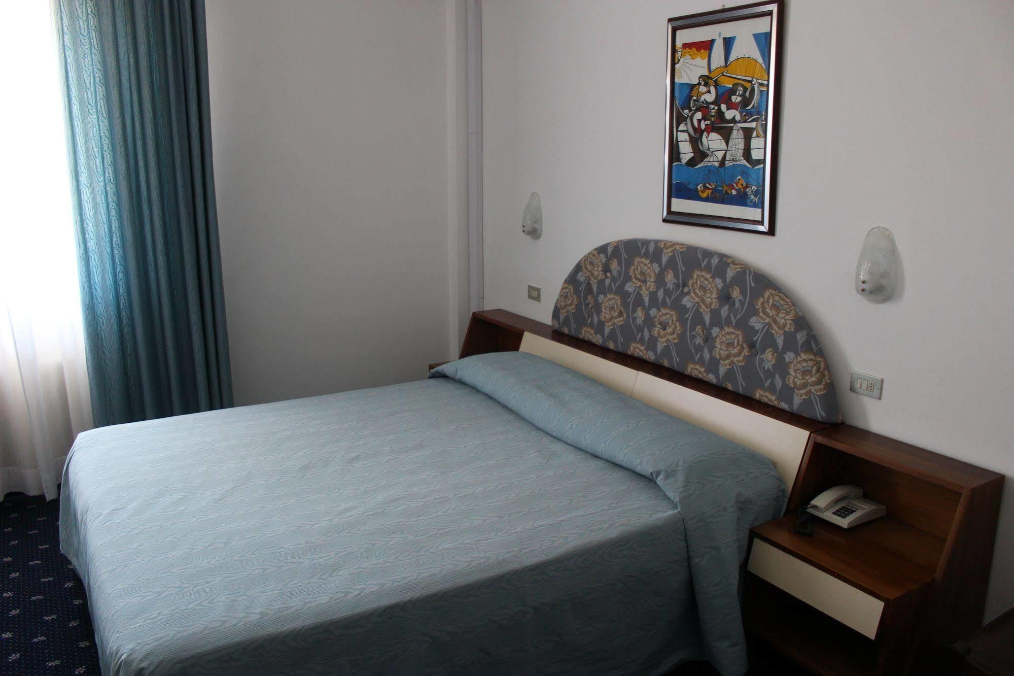 Hotel Pinolo Губио Екстериор снимка