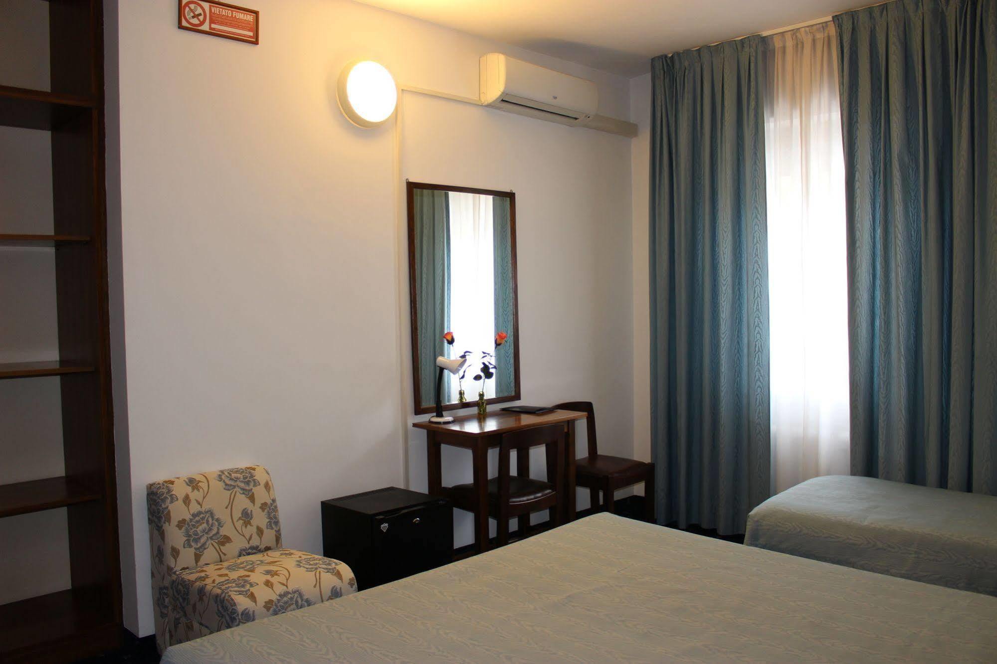 Hotel Pinolo Губио Екстериор снимка