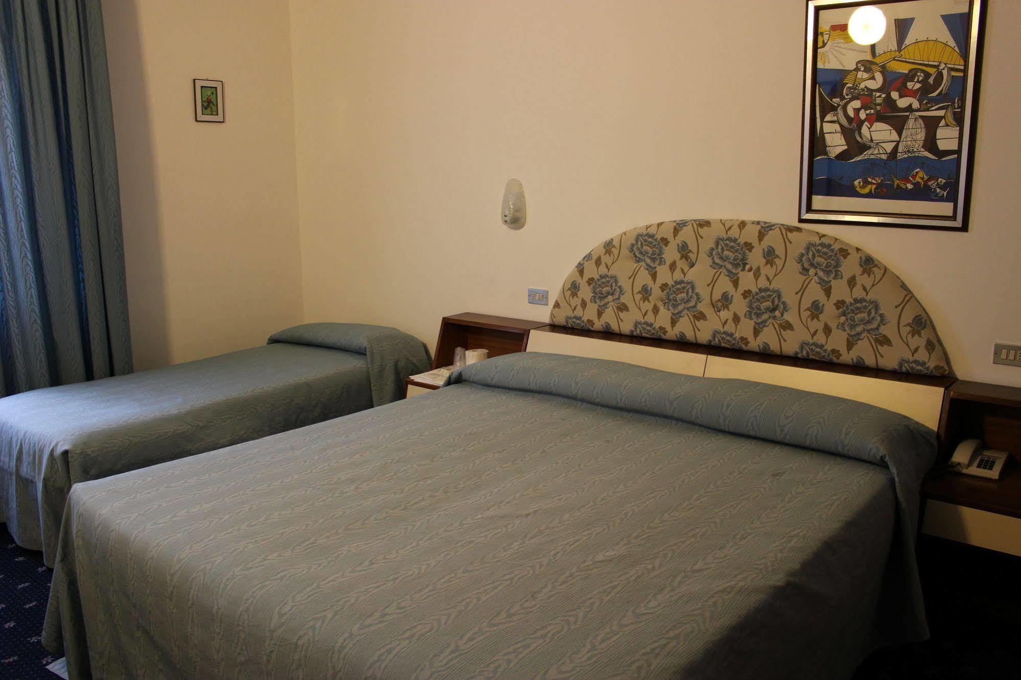 Hotel Pinolo Губио Екстериор снимка