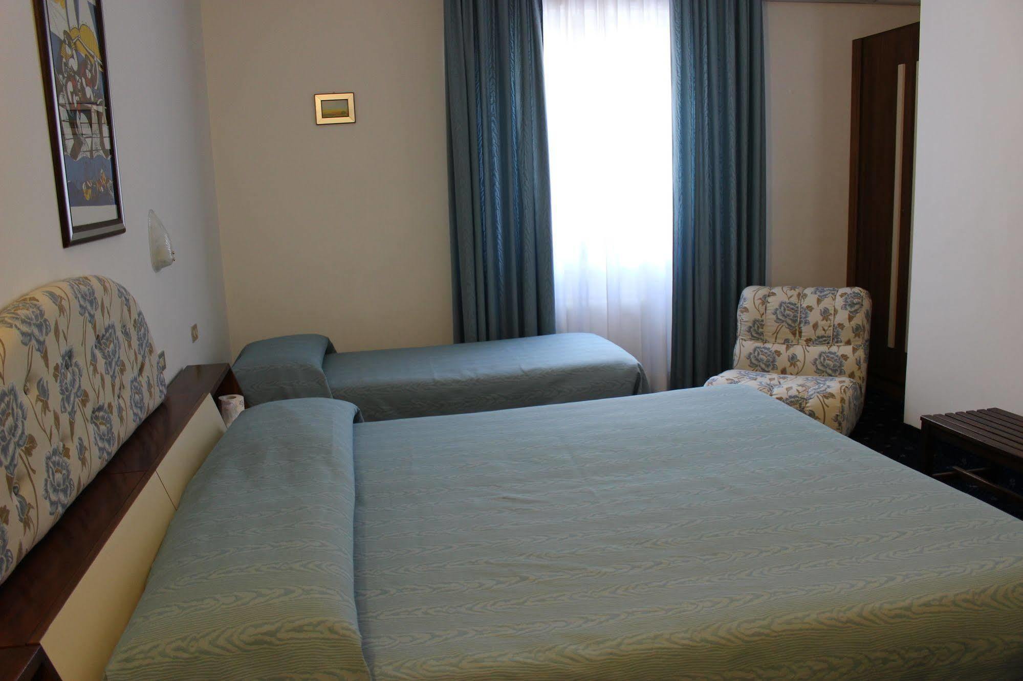 Hotel Pinolo Губио Екстериор снимка
