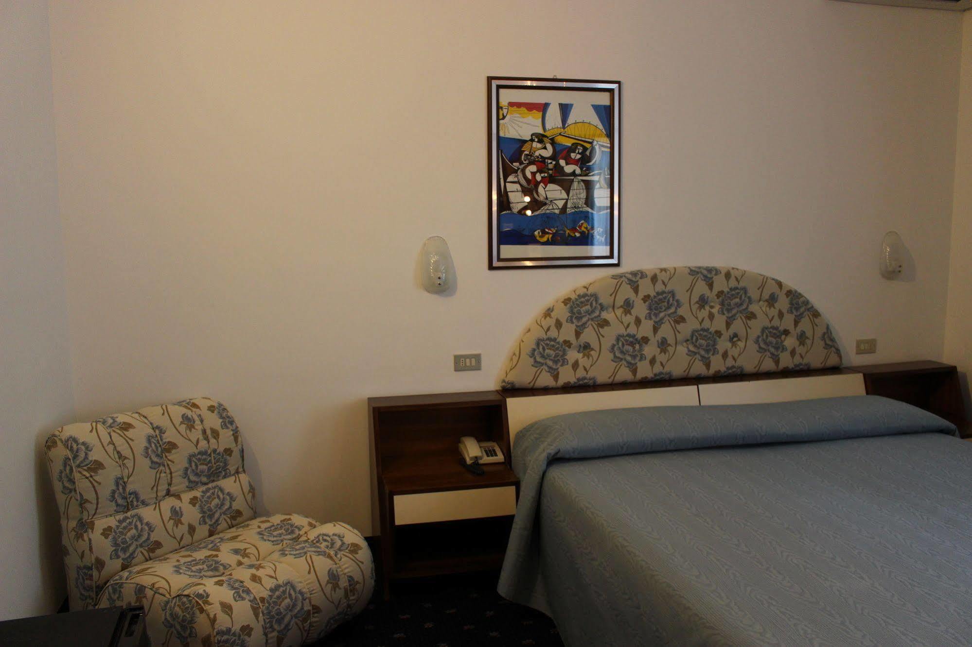 Hotel Pinolo Губио Екстериор снимка