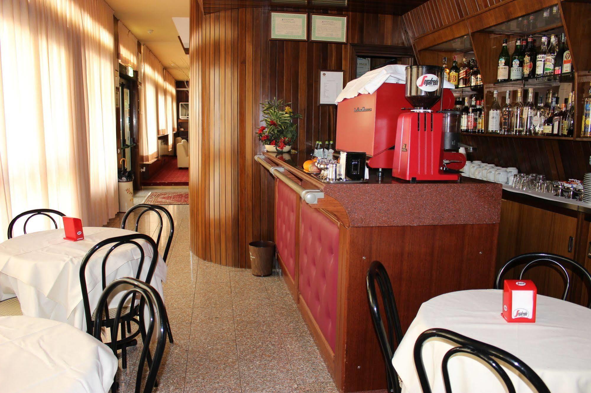 Hotel Pinolo Губио Екстериор снимка