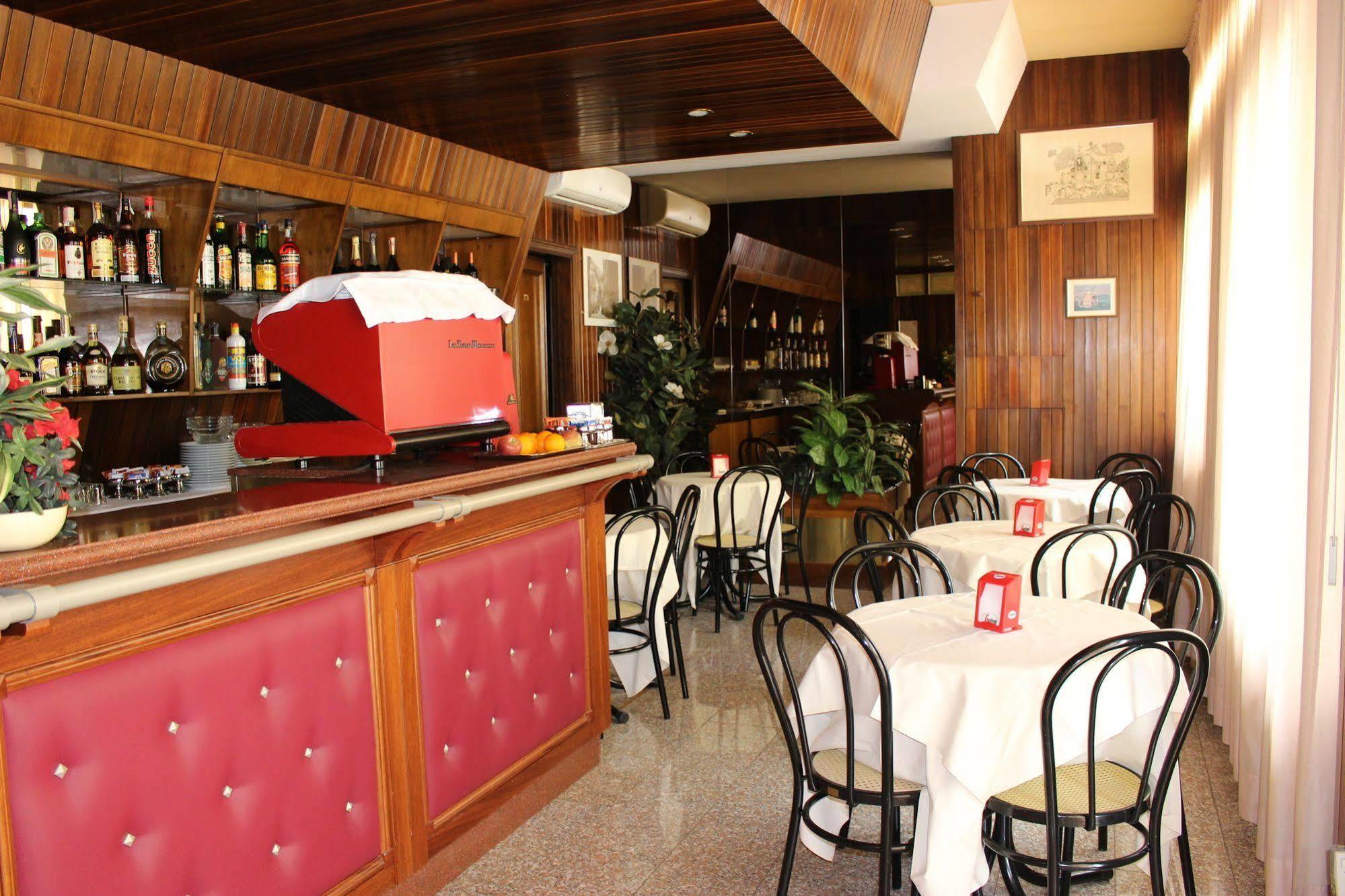 Hotel Pinolo Губио Екстериор снимка