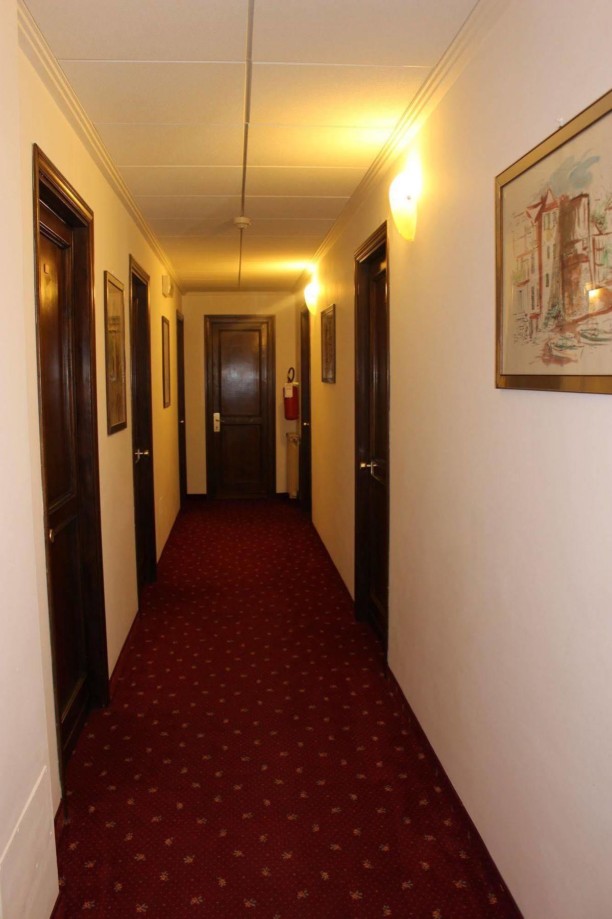 Hotel Pinolo Губио Екстериор снимка